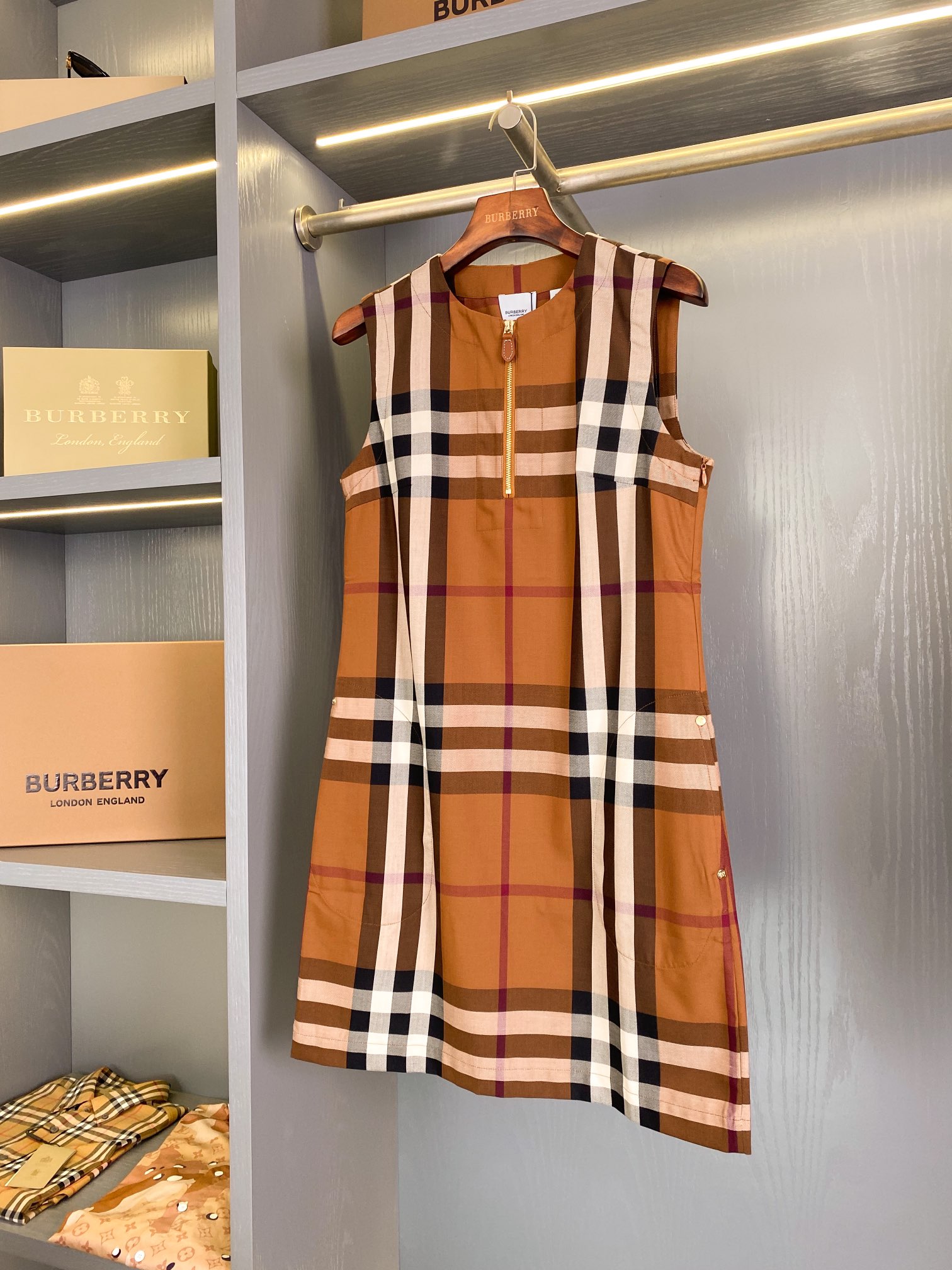 Burberry dress - Image 3