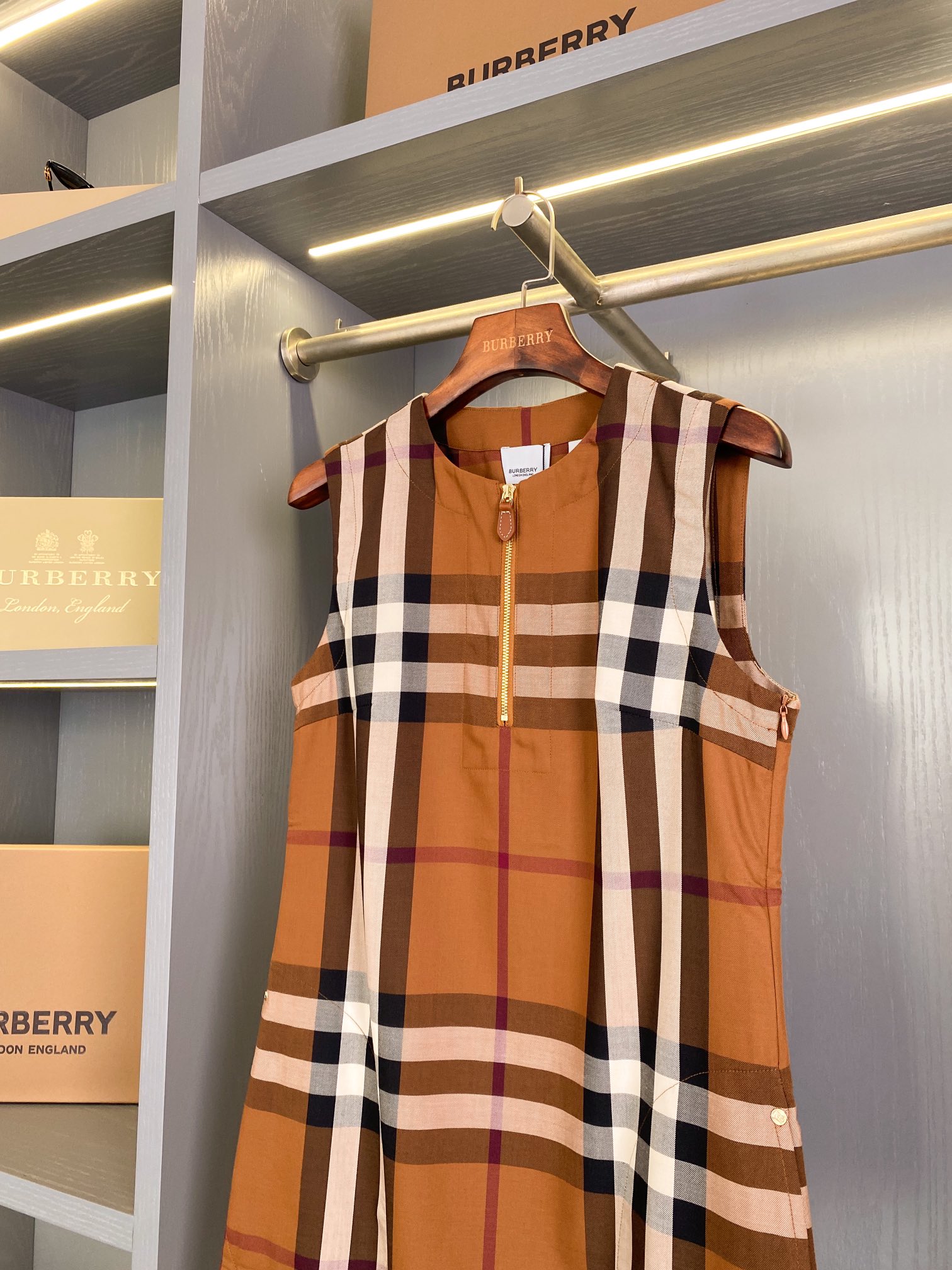 Burberry dress - Image 4
