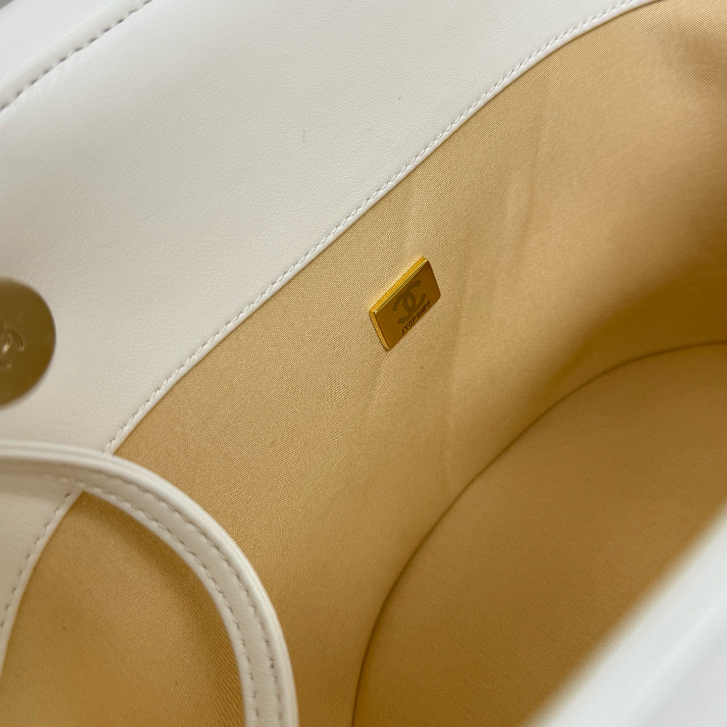 Gucci Shoulder Bag - Image 4